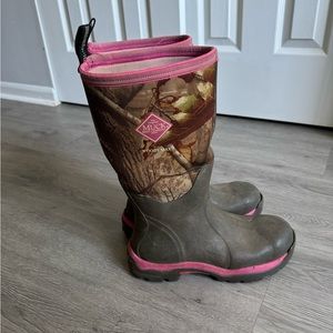 Muck boots size 7